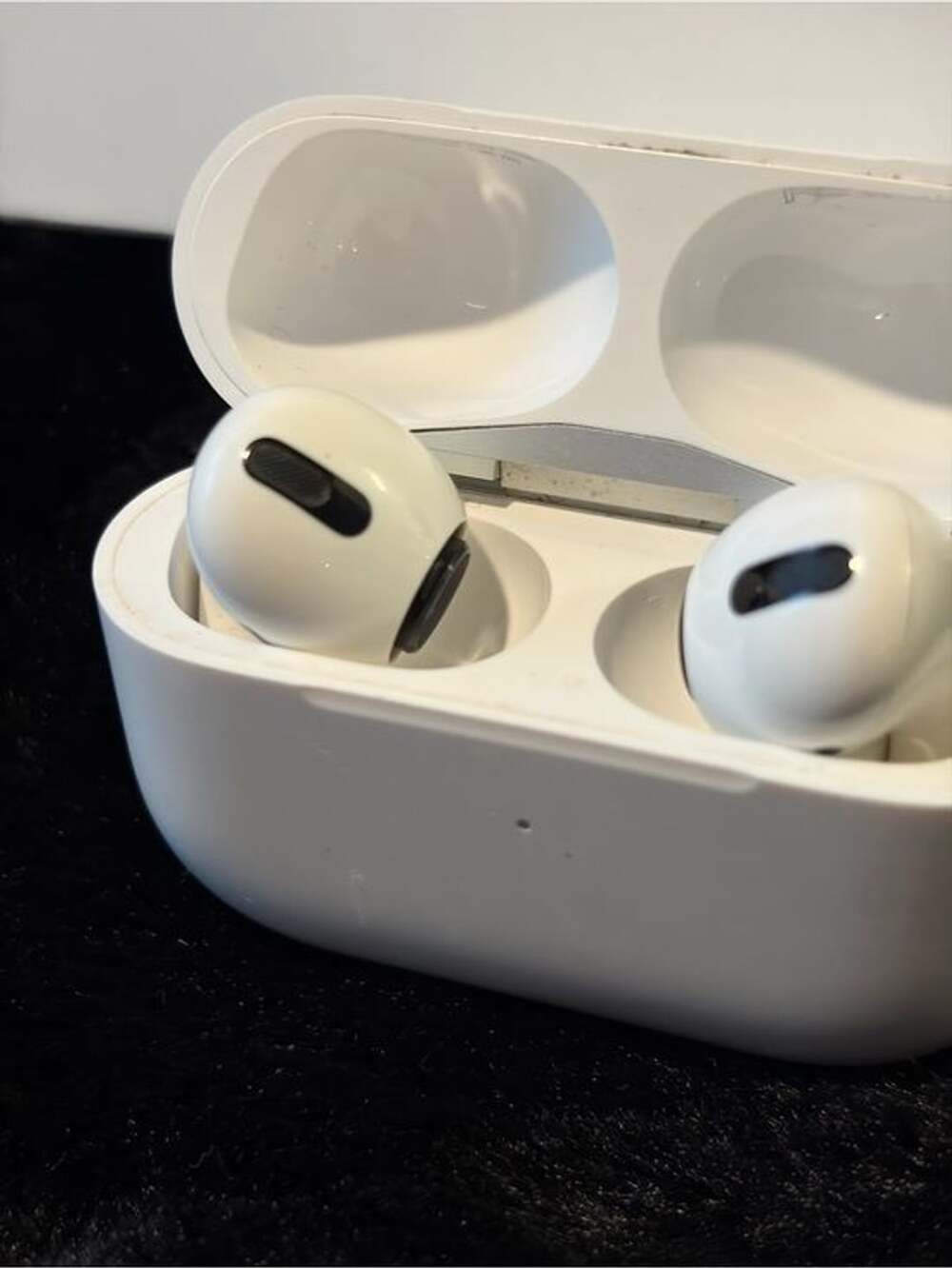 Apple AirPods Pro with Charging Case - First Generation - Picture 5 of 8